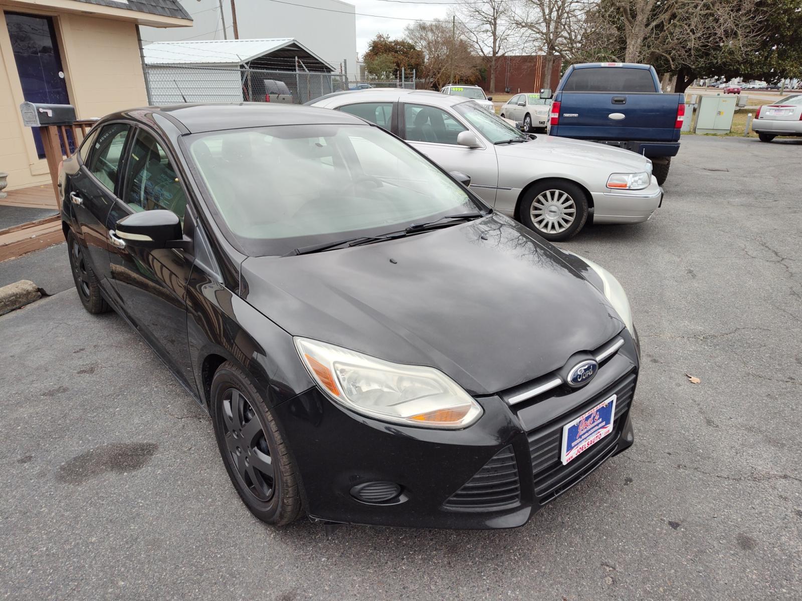 2014 Black Ford Focus (1FADP3F27EL) , Automatic transmission, located at 5700 Curlew Drive, Norfolk, VA, 23502, (757) 455-6330, 36.841885, -76.209412 - Photo #5